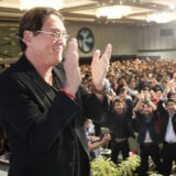 金持ち父さんの著者ロバート・キヨサキ氏、ウォーレン・バフェット氏の娘による来日記念講演会を開催