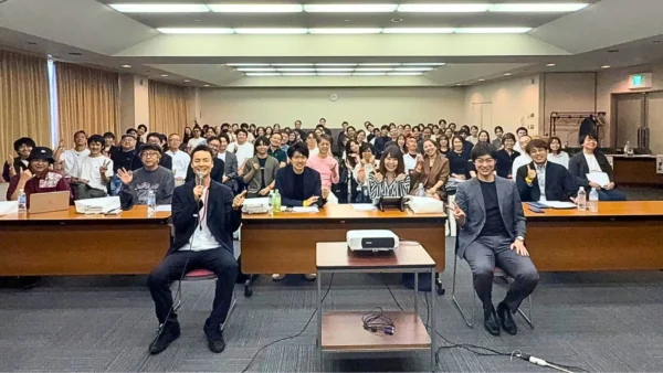 「非常識なゼロコスト集客2026 in静岡」に登壇し、事業者90名に「レバレッジを効かせる集客」を指導